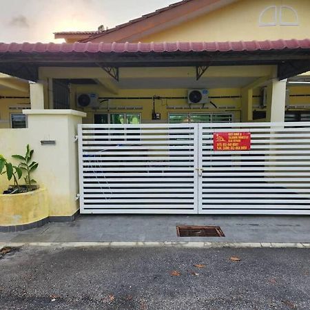 D'Haja 61 Klia Sepang With 3 Airconds & Wifi Villa Banting  Buitenkant foto
