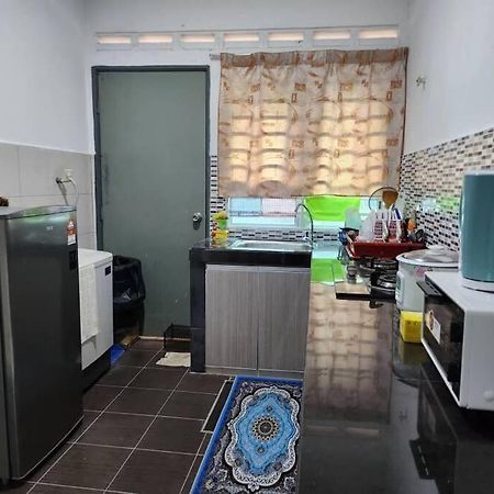 D'Haja 61 Klia Sepang With 3 Airconds & Wifi Villa Banting  Buitenkant foto